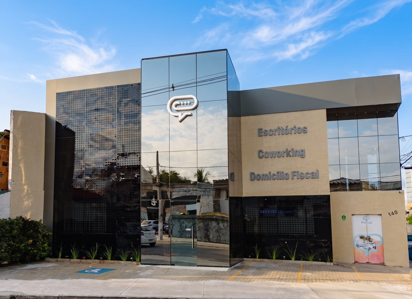 Fachada da unidade Luzia do Portal Coworking