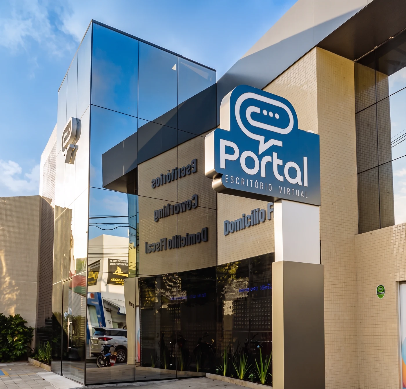 Entrada da unidade Luzia do Portal Coworking, em Aracaju