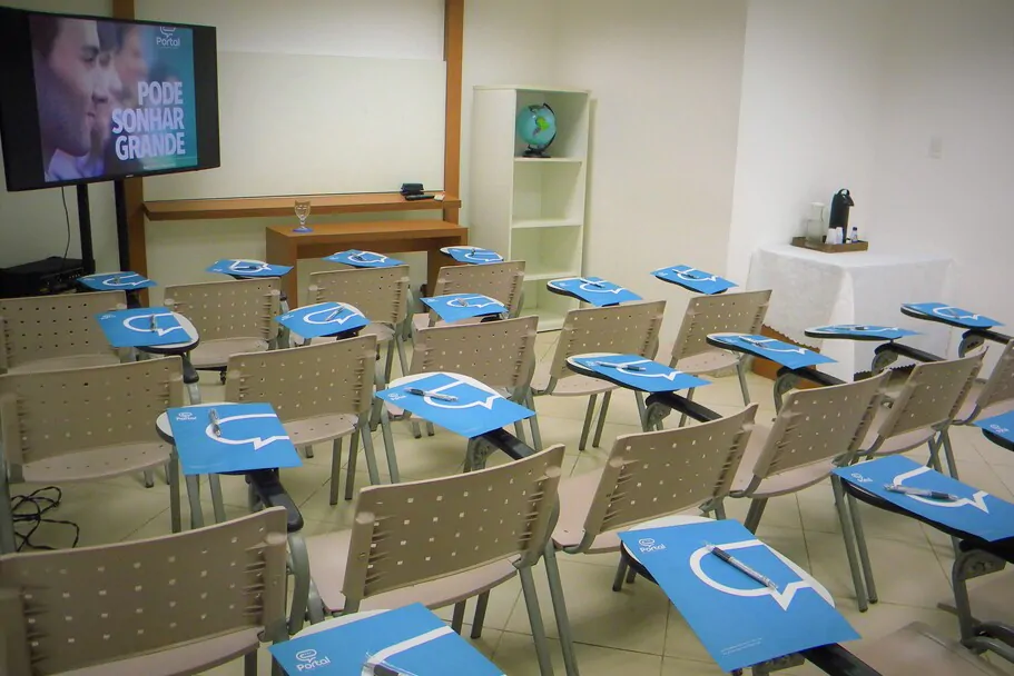 Sala de treinamento do Portal Coworking montada em formato auditório