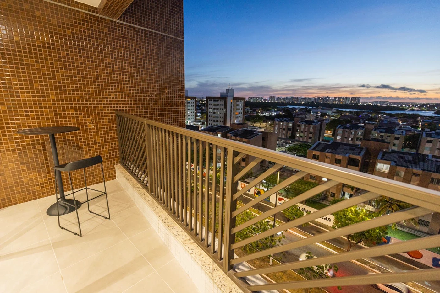 Varanda de convivência do Portal Coworking na unidade Coroa do Meio, com vista para Aracaju