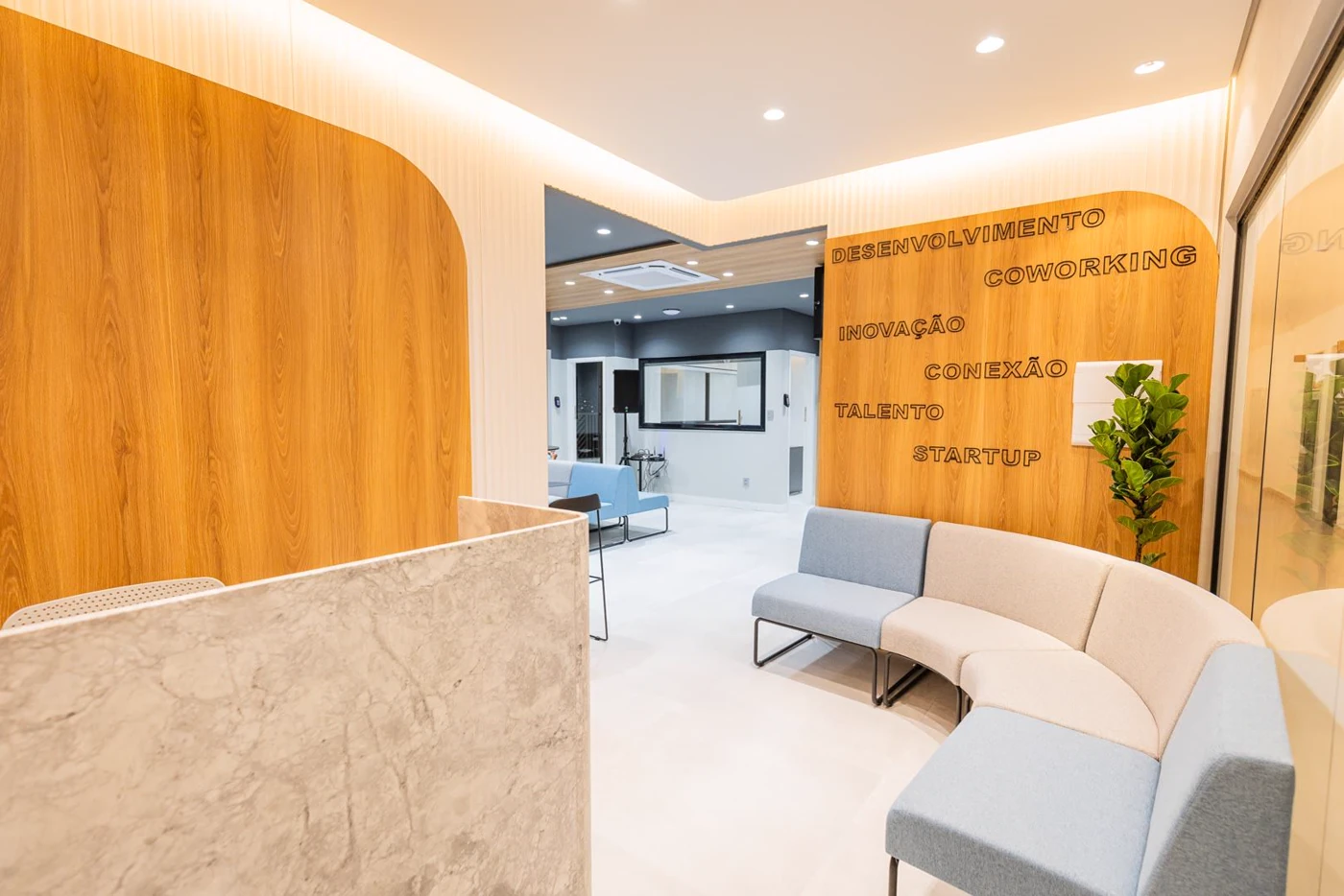 Recepção e lounge de convivência da unidade Coroa do Meio