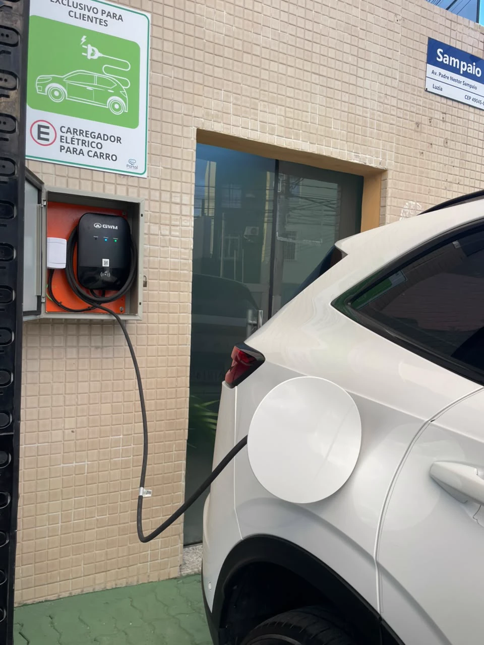 Estação de recarga para carro elétrico no estacionamento da unidade Luzia